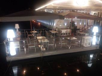 Piattaforma galleggiante per ristorante