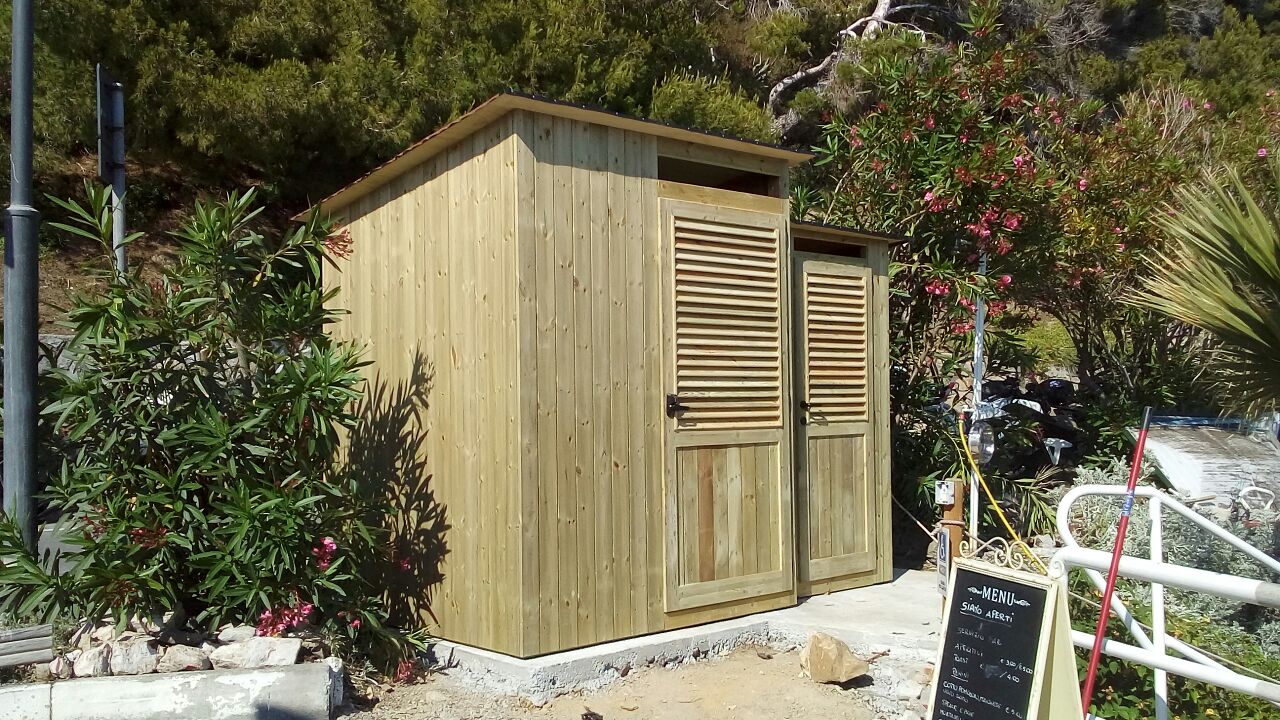 Modulo bagno in legno a norma disabili per spiaggia