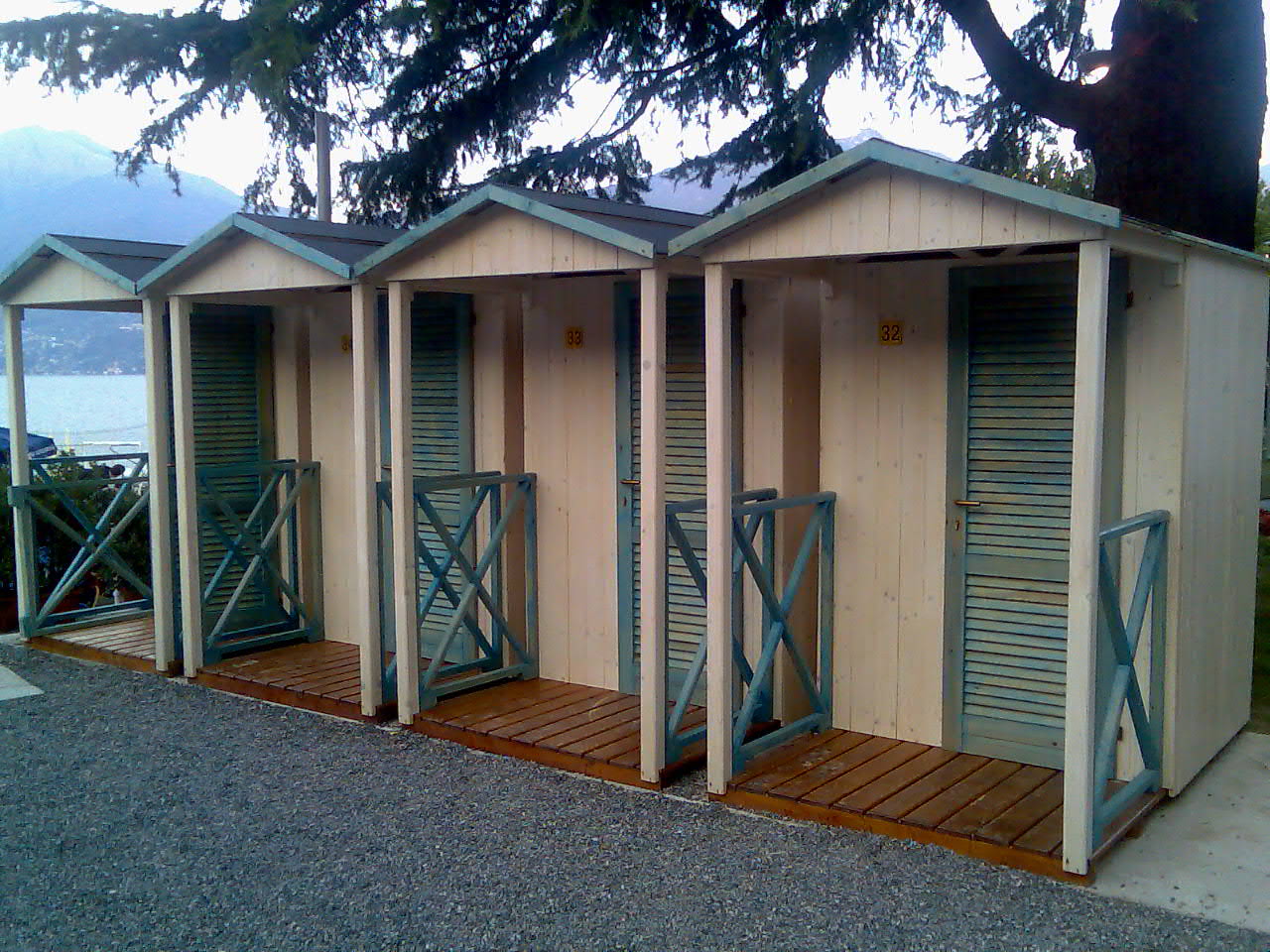 Installazione e montaggio di cabine balneari in legno