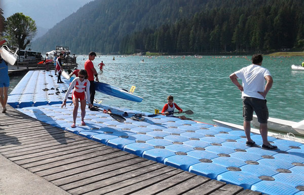 Pontile galleggiante a basso bordo libero per società di canottaggio e canoa