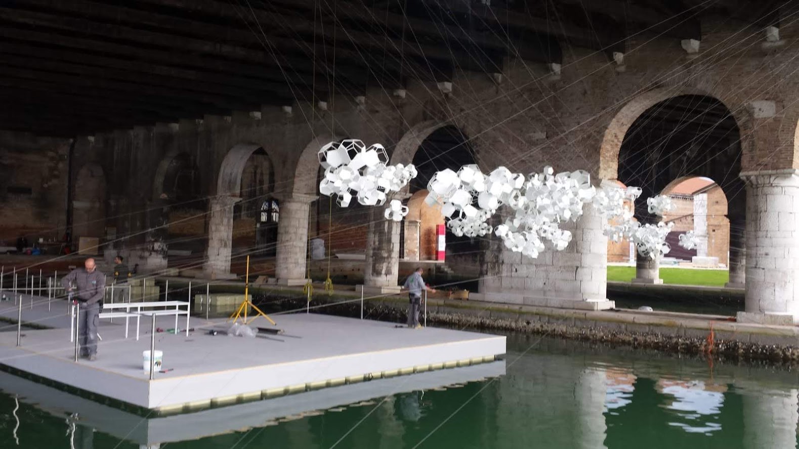 Montaggio e posa in opera di una piattaforma galleggiante per eventi
