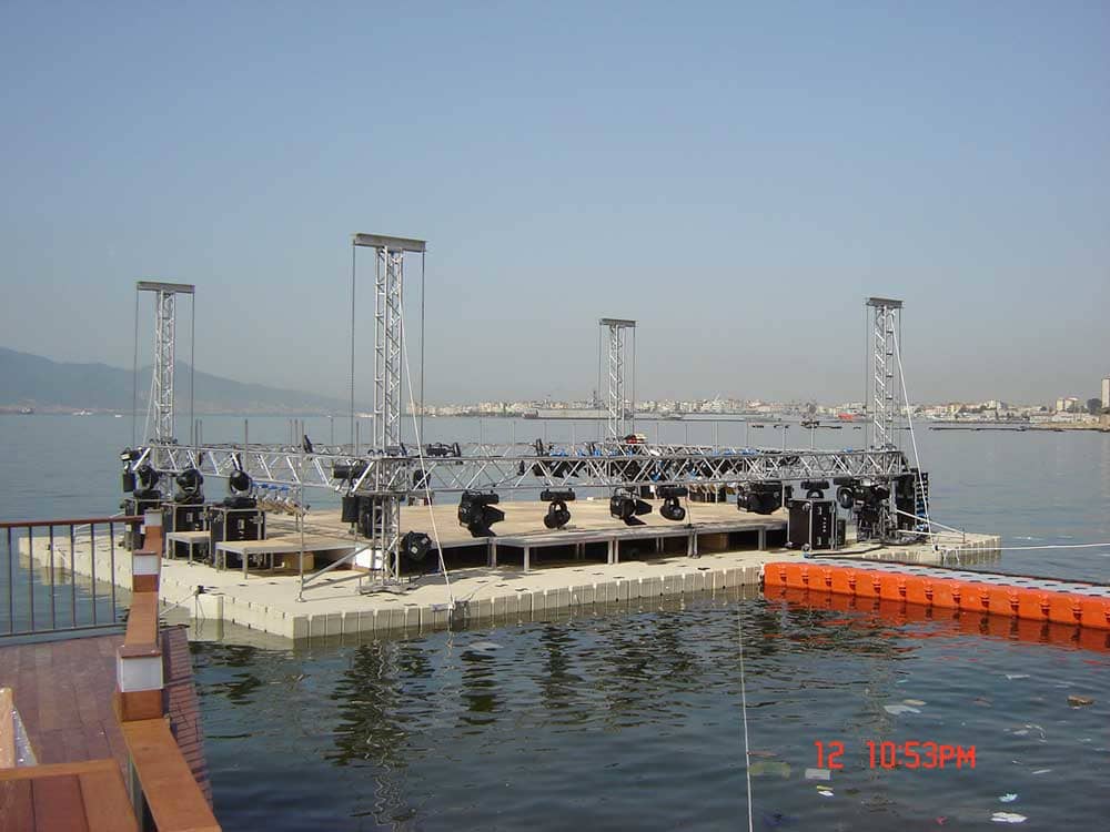 Palco galleggiante per concerti ed esibizioni sul lago