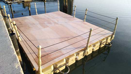 piattaforma galleggiante con legno