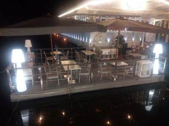 Floating Platforms for Restaurants