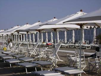 Aluminum umbrellas and sunbeds for beaches