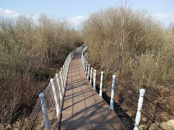 pontile galleggiante con piano in finto legno