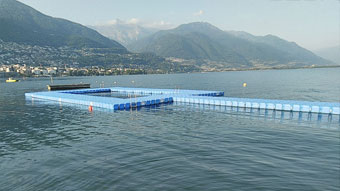 pontile galleggiante con piscina senza fondo interno