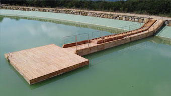 pontile galleggiante con rivestimento in legno Teak