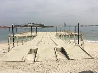 pontile galleggiante in mare