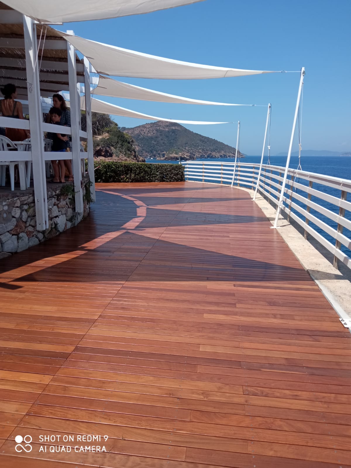 Pedana in legno e WPC per area solarium