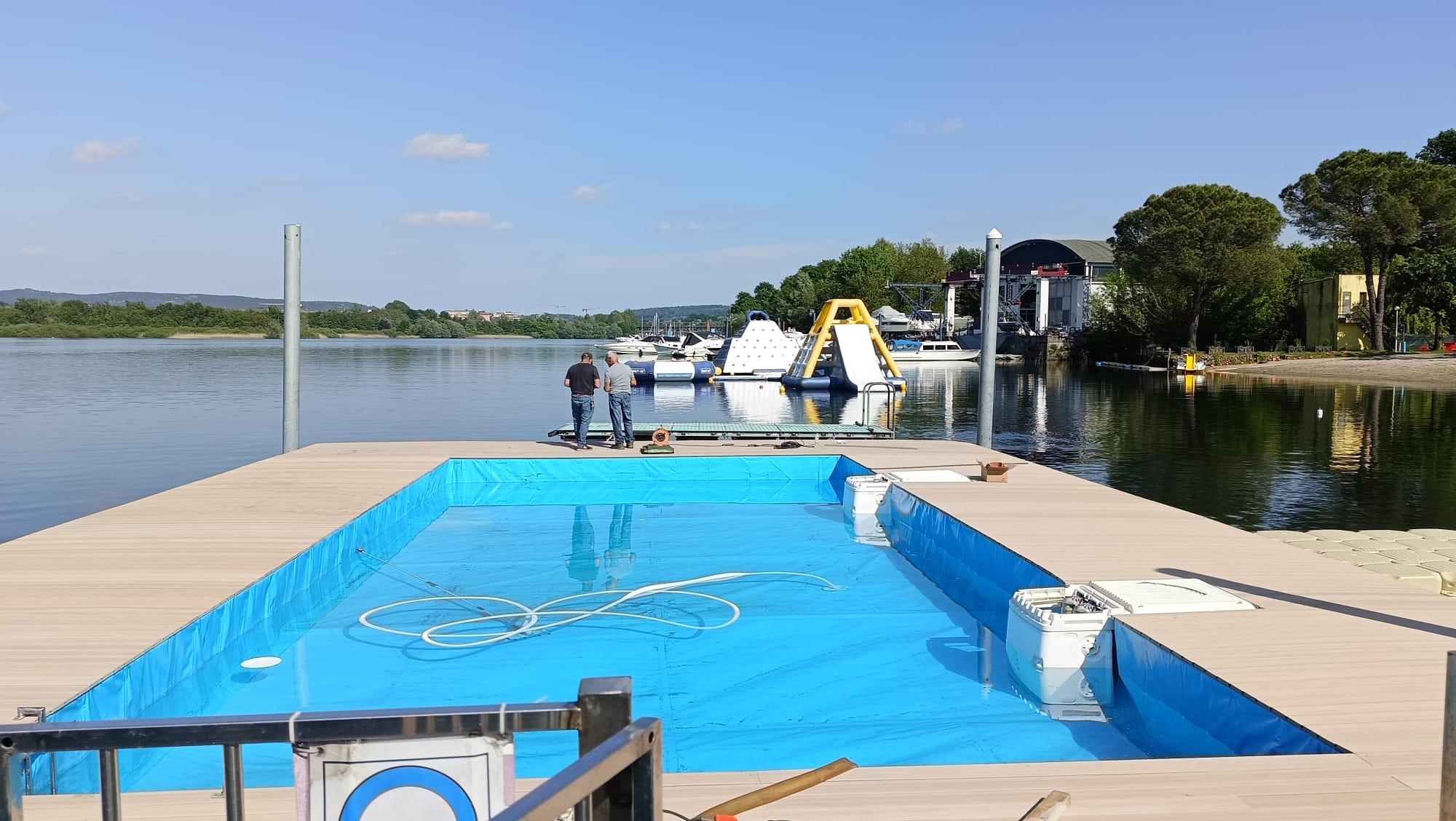 Campo di pallanuoto e piscina galleggiante sportiva