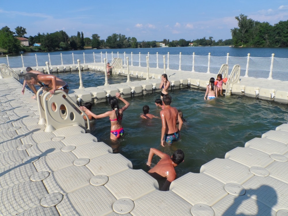 Piscina galleggiante modulare installata in mare con solarium perimetrale
