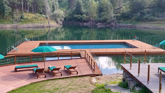 Dettaglio scaletta d'accesso e solarium per piscina galleggiante