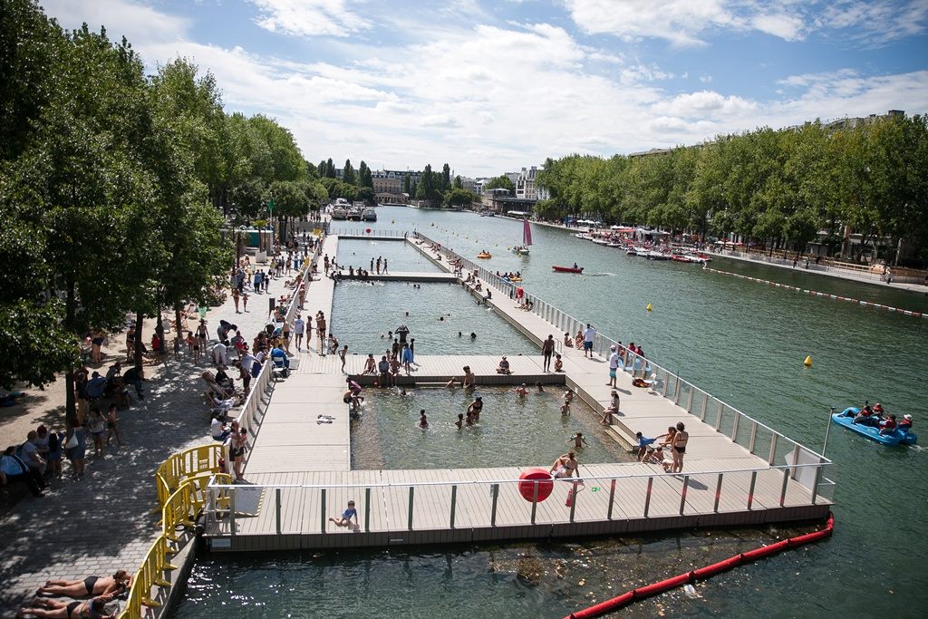 Piscina galleggiante con lettini per beach club