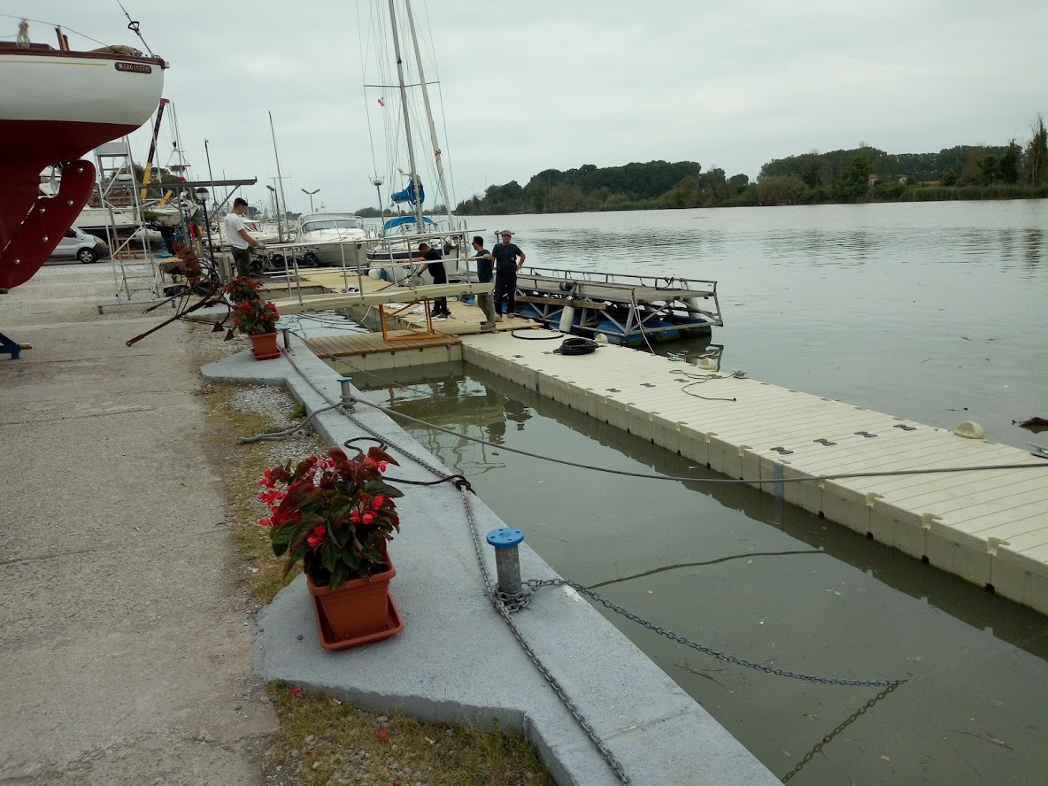 Dettaglio bitte e torrette di erogazione su pontile galleggiante per marina
