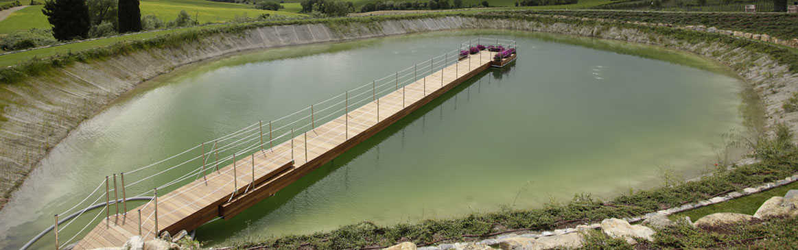 pontile galleggiante rivestito in legno teak
